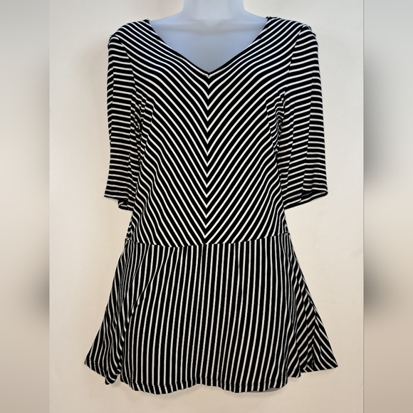 Cable & Gauge Black & White Striped Peplum Top Medium Women's Stretch V Neck - Picture 1 of 12